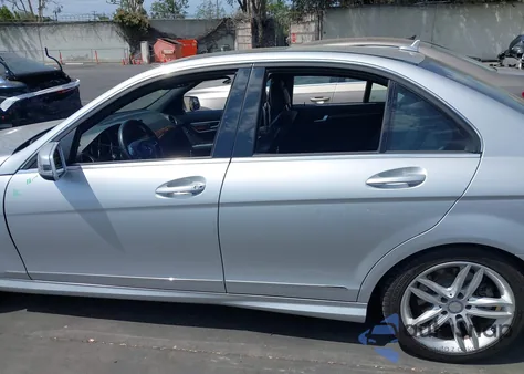 2014 Mercedes-Benz C 250 Sport z USA, uszkodzony, nr VIN WDDGF4HB3EG251447